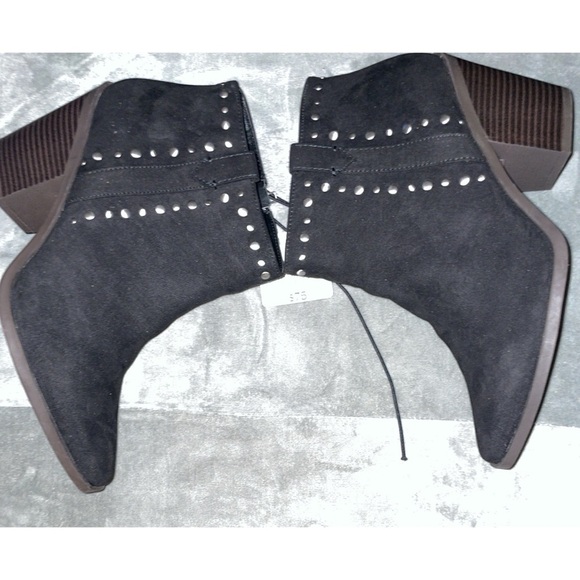 a.n.a Womens Darlin Stacked Heel Booties - Picture 6 of 9